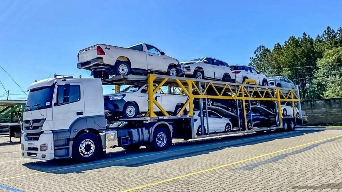 Caminhão transportador de veículos
